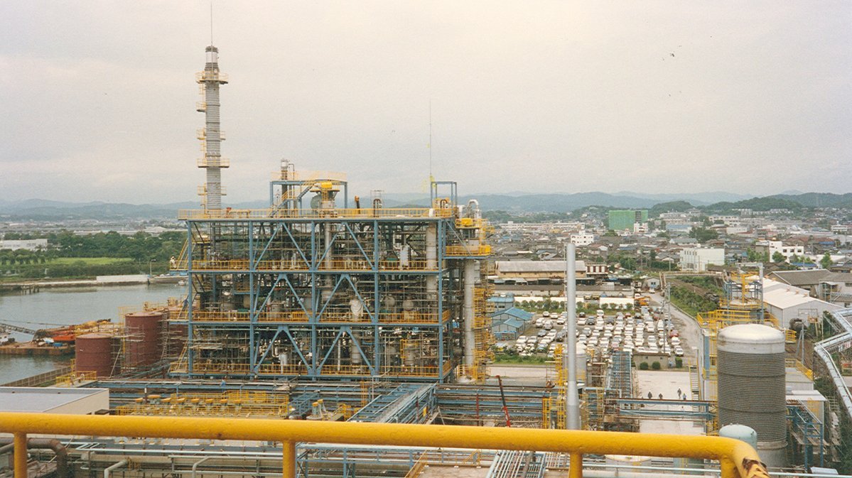 Die Not macht erfinderisch: Nachdem der Konkurrent Hüls die Lieferung des Rohstoffs Laurinlactam einstellt, um EMS aus dem Markt zu drängen, baut EMS 1991 zusammen mit dem japanischen Partner UBE Industries eine eigene Laurinlactam-Anlage in Japan.