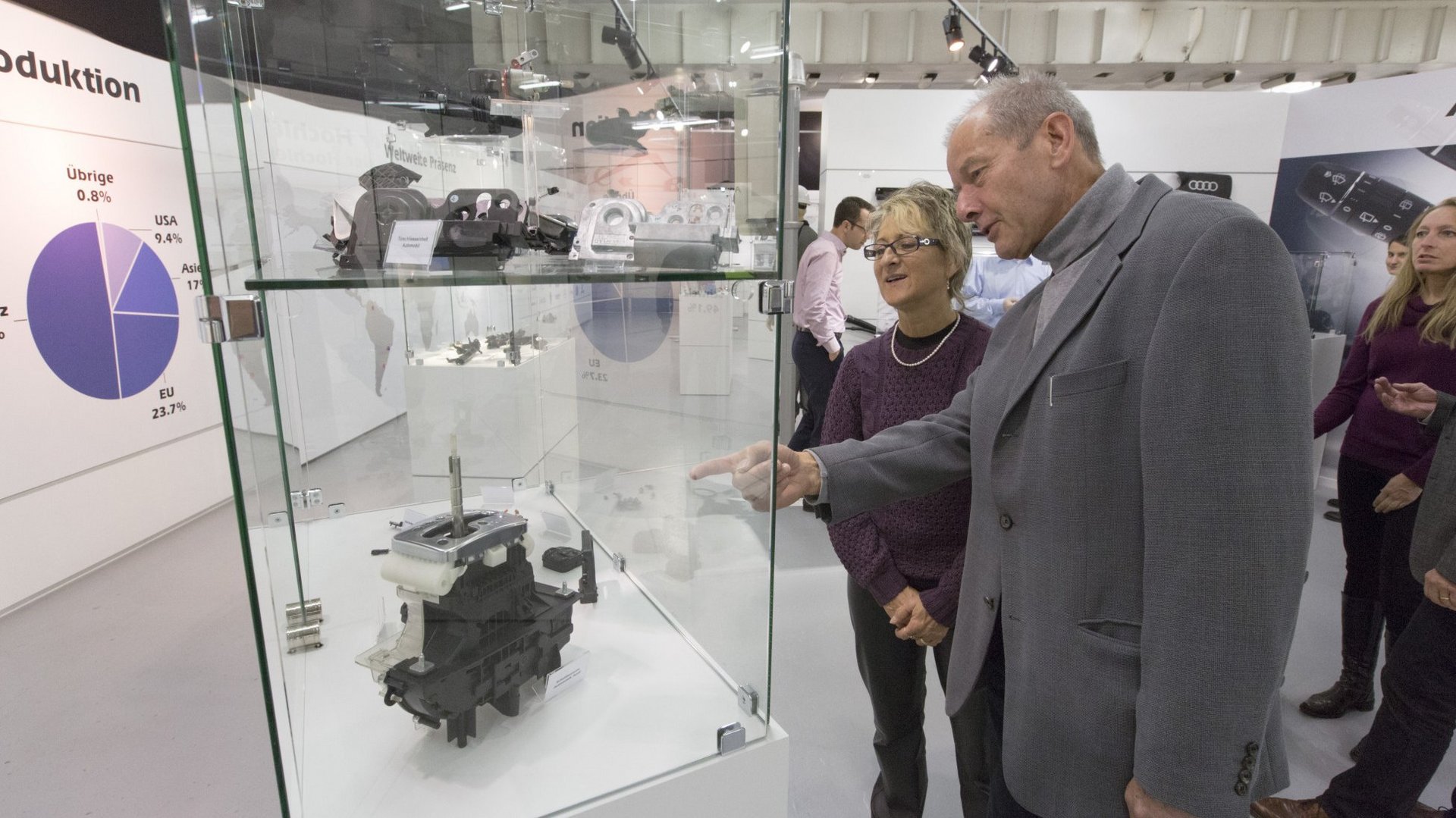 Langjährige ehemalige Mitarbeiter führen Gruppen durch die Ausstellung.