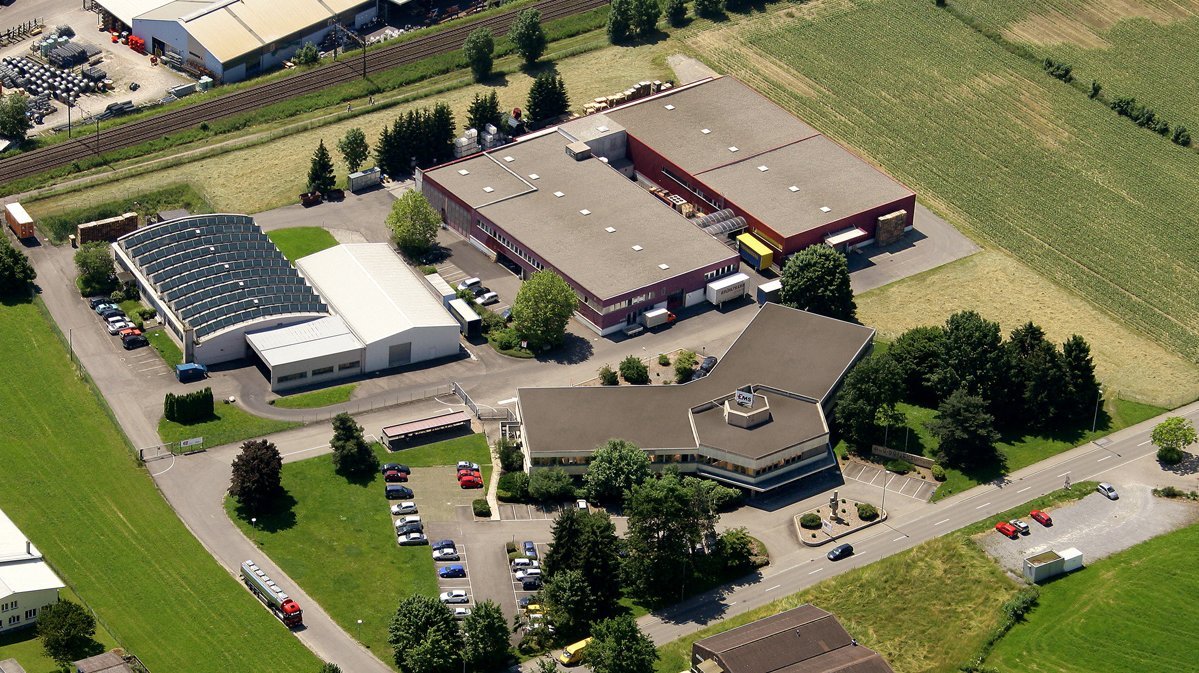 Die verbesserte Liquiditätslage wird für Akquisitionen genutzt: 1985 Kauf der TOGO-Gruppe (heute EMS-EFTEC) mit Sitz in Romanshorn (Schweiz).