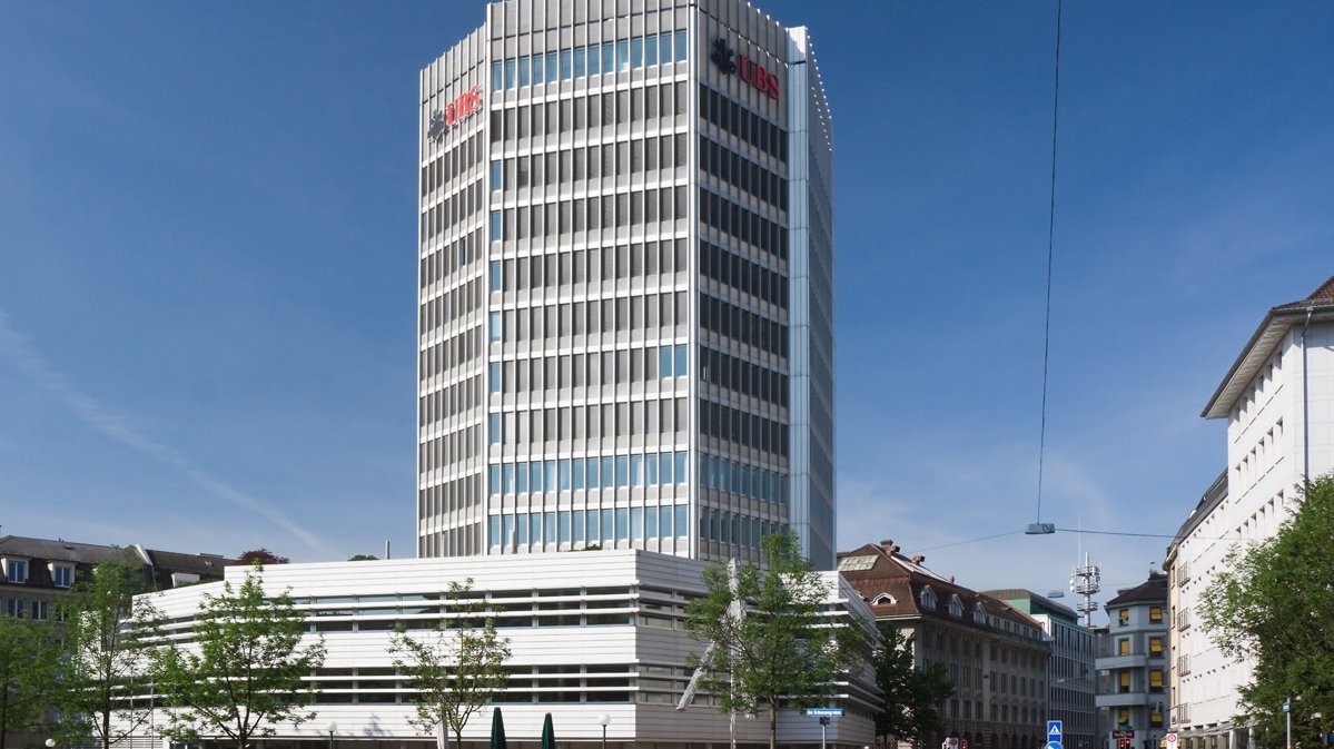 Wachstum braucht Kapital: Mitte der 1980er Jahre ergreift EMS die Gelegenheit und verkauft das wertvolle Grundstück "Zur Schanzenbrücke" in Zürich zu einem Rekordpreis an die SBG (heute UBS).