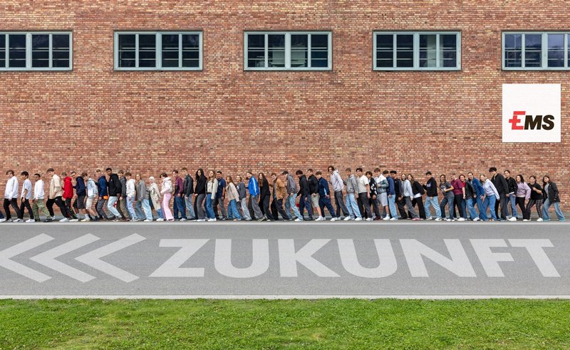 «Hallo Zukunft!»Gleich 56 Lernende in 17 Berufen beginnen bei EMS – ein neuer Rekord!