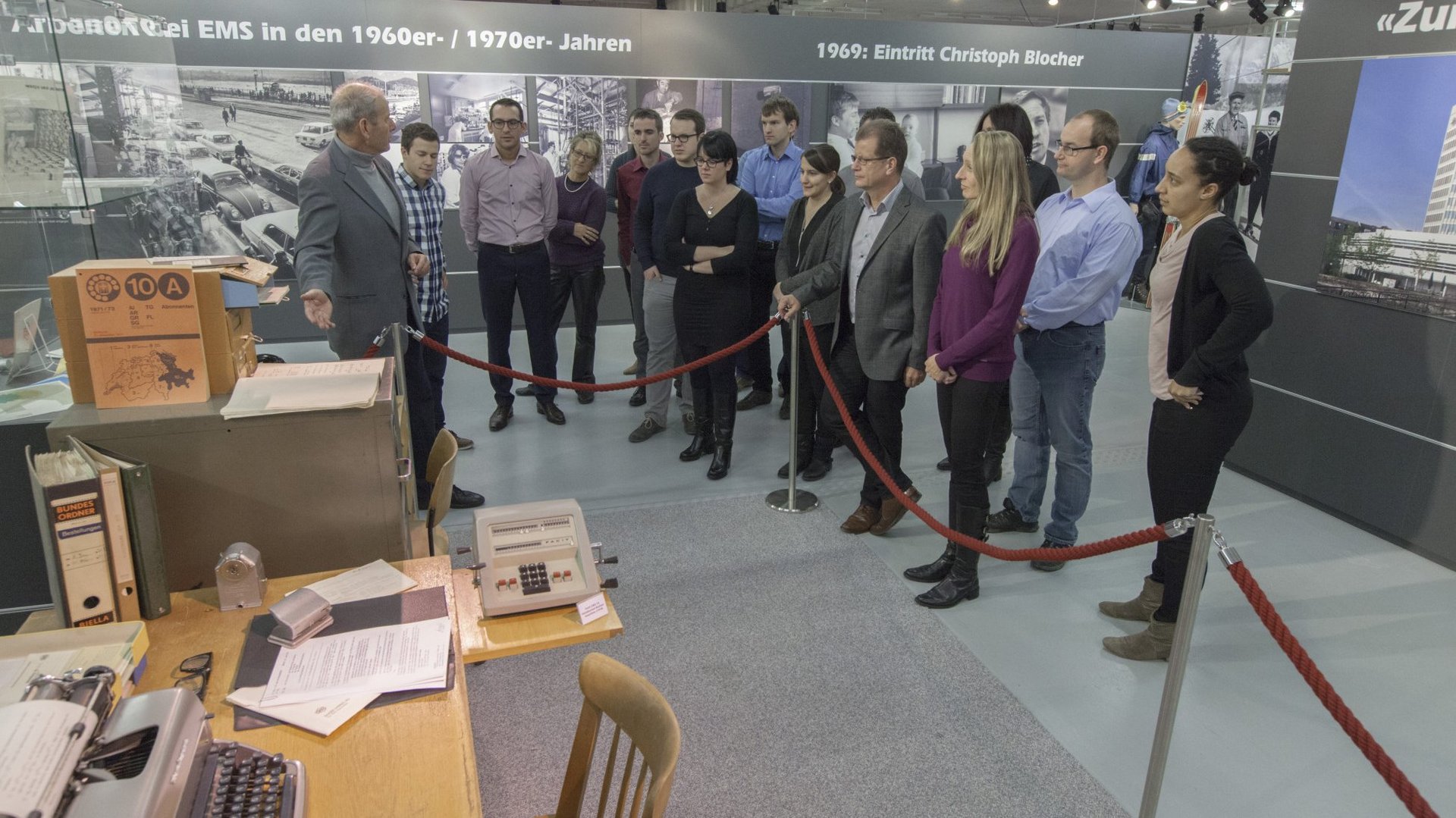 Langjährige ehemalige Mitarbeiter führen Gruppen durch die Ausstellung.