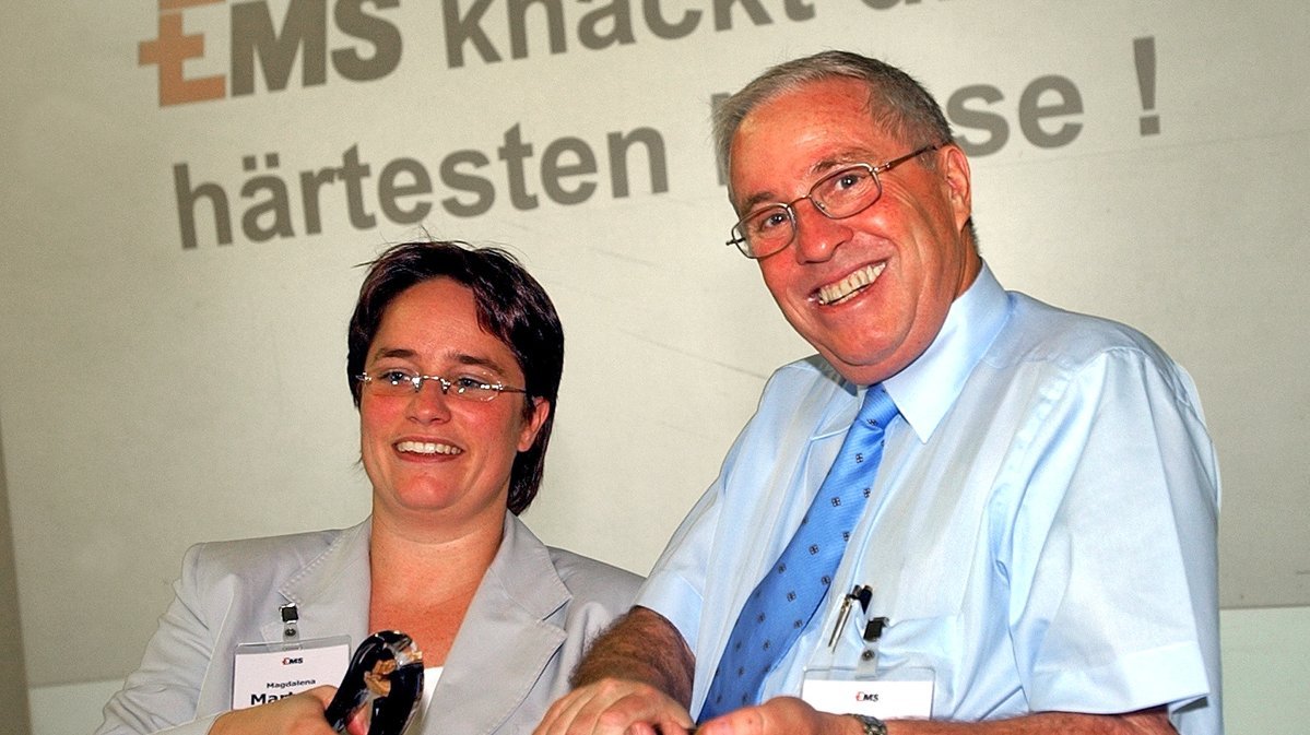 2001: Magdalena Martullo, die älteste Tochter von Christoph Blocher, tritt in die Firma ein. Gemeinsam verdeutlichen sie die Stärke der Kunststoffe von EMS.