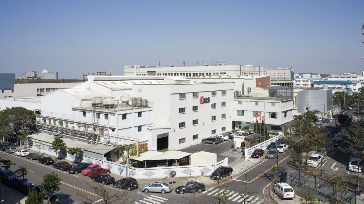 1989 Gründung des Kunststoff-Joint-Ventures EMS-FAR EASTERN in Taiwan (heute EMS-CHEMIE TAIWAN). Die industrielle Produktion wurde in einer alten Schuhfabrik eingerichtet.