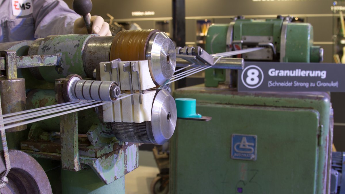 Der geformte Kunststoff wird in der Schneidemaschine zu Granulat geschnitten.